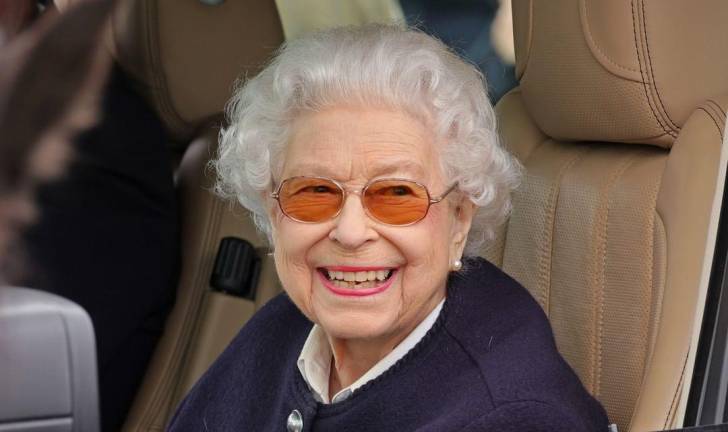 Acude la Reina Isabel II a concurso ecuestre feliz y sonriente