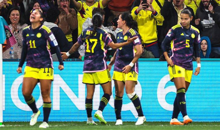 Las seleccionadas colombianas festejan ante sus aficionados, tras logar su boleto para los cuartos de final del Mundial Femenil.