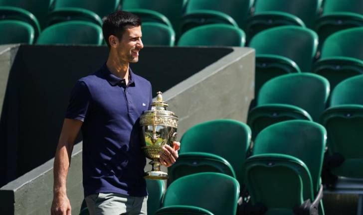 Novak Djokovic con su trofeo de campeón en Wimbledon.