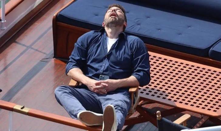 Ben Affleck es captado cuando se quedó dormido durante un paseo por el río Sena.