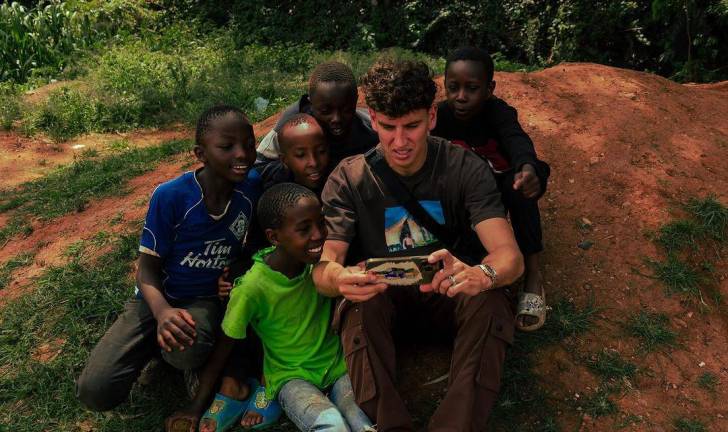 ¡Corazón de campeón! Lichnovsky viaja a Kenia para construir estadio en una comunidad marginada