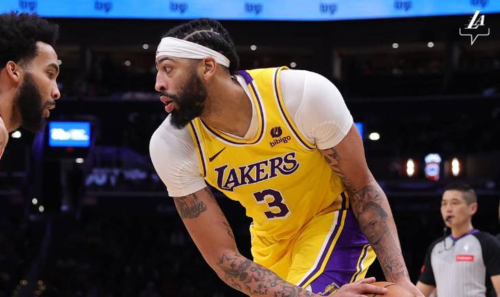 Anthony Davis logra 35 puntos para Lakers.