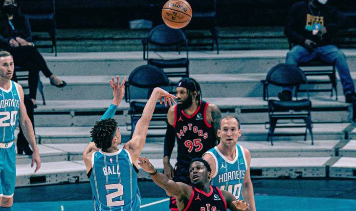 LaMelo Ball encabeza la lluvia de triples con récord incluido de Charlotte Hornets ante Toronto Raptors