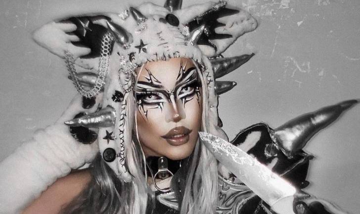 Dimittra destaca por su estética futurista, que la hace llamarse a sí misma como un “Alien Superstar”.