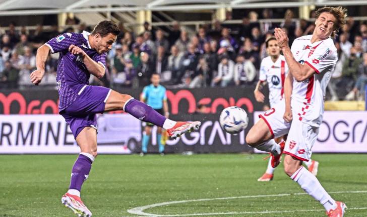 La Fiorentina logró doblegar al Monza para seguir con sus aspiraciones europeas.