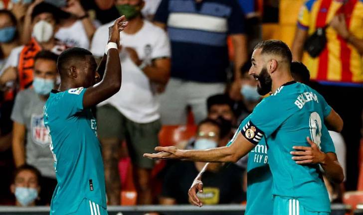 Vinicius y Benzema marcan ante el Valencia y salvan el liderato del Real Madrid