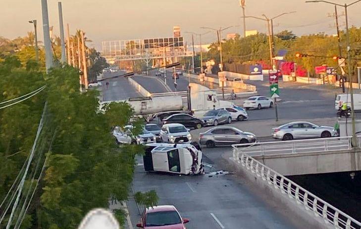 Vuelca una camioneta frente a la UAdeO, en Culiacán