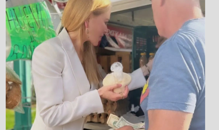 La actriz se detiene en un puesto de quesos, donde compra algunos productos.