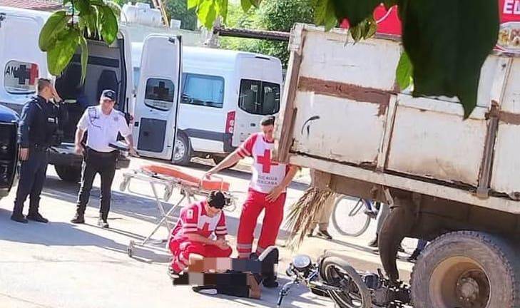 Socorristas de la Cruz Roja prestan primeros auxilios a un joven tras accidente en moto.