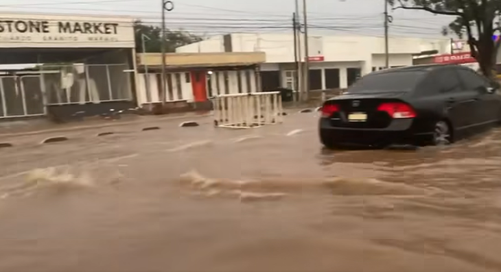 Una de las avenidas de Culiacán inundada durante la mañana de este miércoles tras una lluvia.