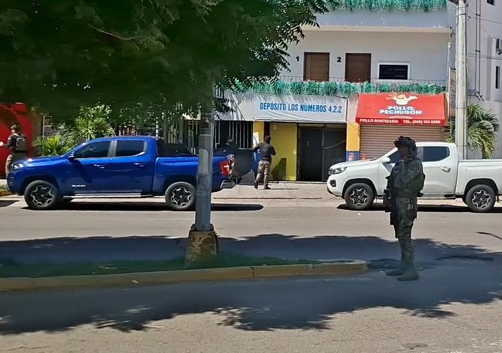 $!FGR cumplimenta orden de cateo en depósito de cerveza en la colonia López Mateos, en Mazatlán