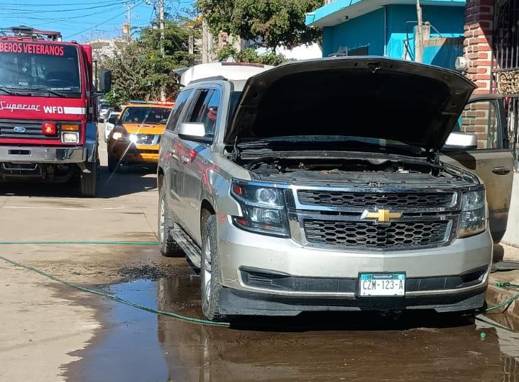 $!Motociclistas intentan incendiar una camioneta estacionada en Mazatlán