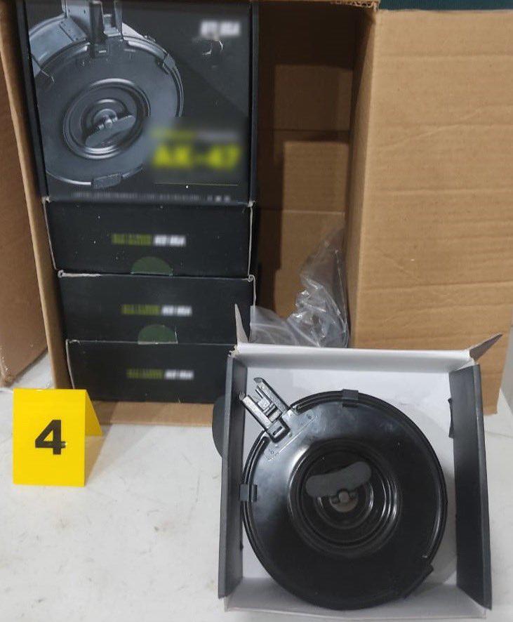 $!Aseguran cargadores de tambor para fusil y más de 100 envoltorios con cristal, en Culiacán