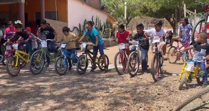 $!Fridas en Bici Sinaloa hace felices a las niñas y niños de El Armadillo, en Mazatlán