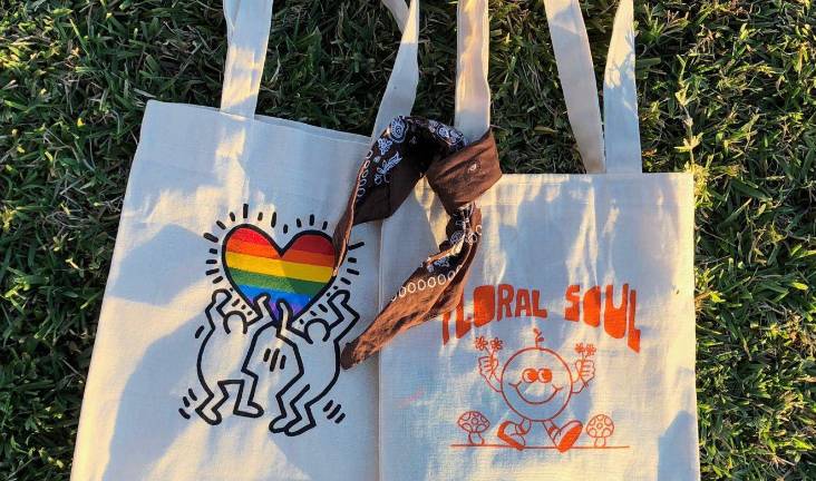 Ale deja su huella en cada una de las bolsas que pinta para su marca BYOU.