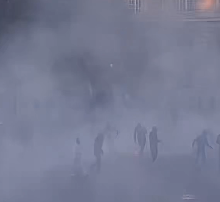 $!Reanudan protestas en Francia; policía dispersa a manifestantes en París