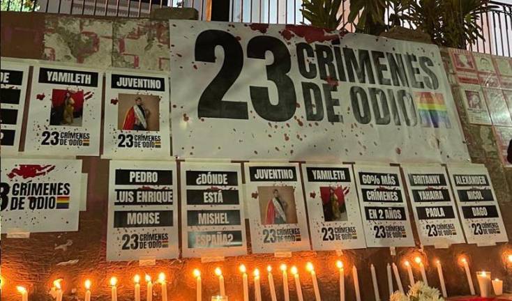 Con velas y pancartas fueron recordadas 23 víctimas de odio pertenecientes a la comunidad LGBT+.