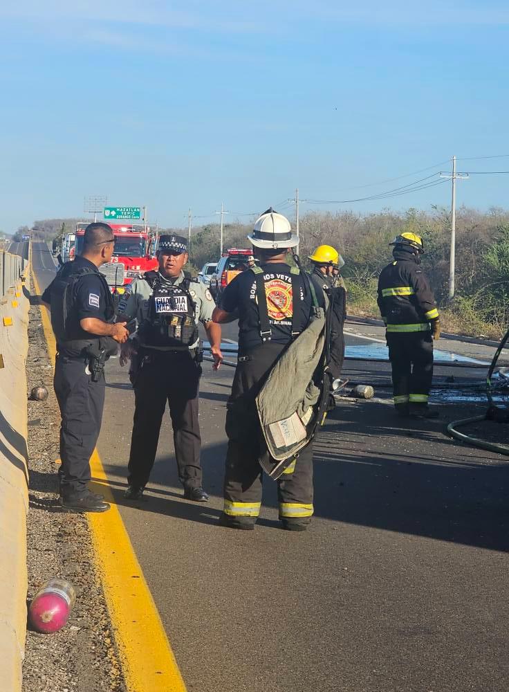 $!Cierran por hora y media la Mazatlán-Culiacán por incendio de tráiler cerca de Mármol