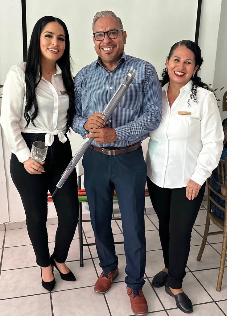 $!Honorio se ganó una sombrilla como regalo.