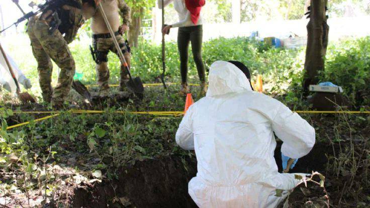 Encuentran 11 cuerpos dentro de siete fosas clandestinas en Tecomán, Colima