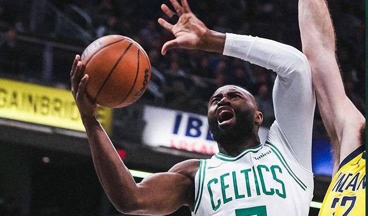 Jaylen Brown brilló con 30 puntos.