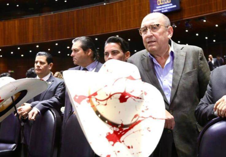 Llevan sombreros ‘ensangrentados’ a San Lázaro por asesinato de Carlos Manzo