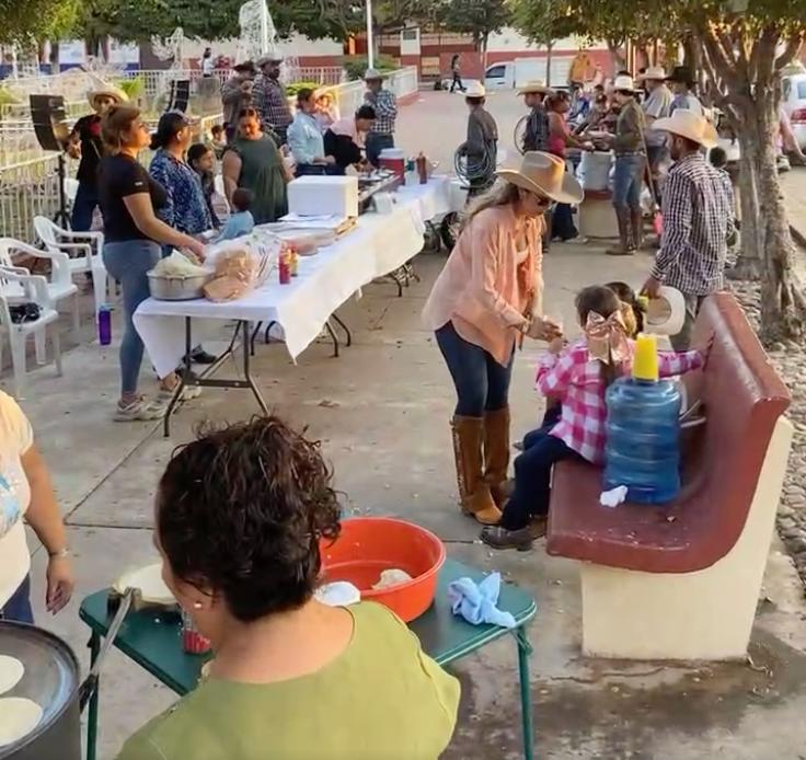 $!Realizan cabalgata y kermés en beneficio de alumnos de escuela charra en Cacalotán, Rosario
