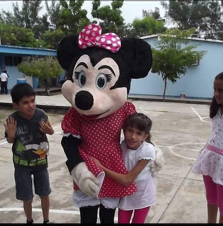 $!Angie, en uno de sus cumpleaños, su mamá fue la botarga de “Mimí”.