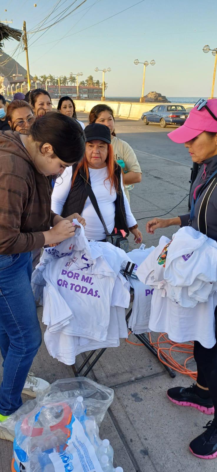 $!Conmemoran Día de la Mujer con Mega Clase en las faldas del Faro Mazatlán