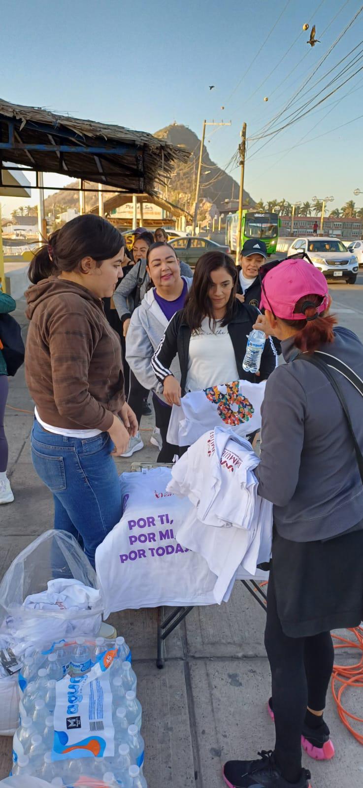 $!Conmemoran Día de la Mujer con Mega Clase en las faldas del Faro Mazatlán