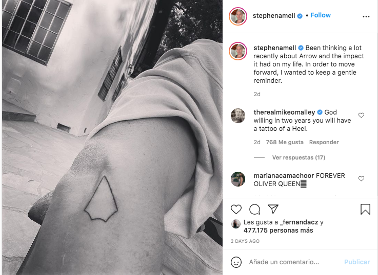 $!Honra Stephen Amell su papel en Green Arrow, haciéndose un tatuaje
