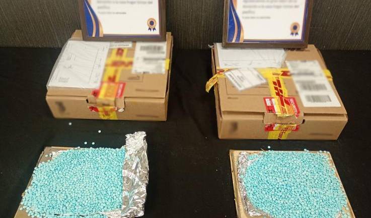 Elementos federales aseguraron en una paquetería en Culiacán pastillas de fentanilo.