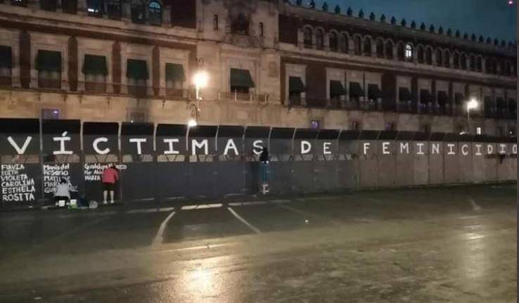Luego de 4 días, Palacio Nacional amanece sin vallas metálicas; la CDMX retira las pintas feministas