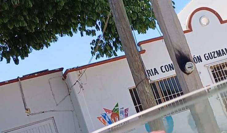 Afuera de la guardería se encuentra el medidor que explotó.