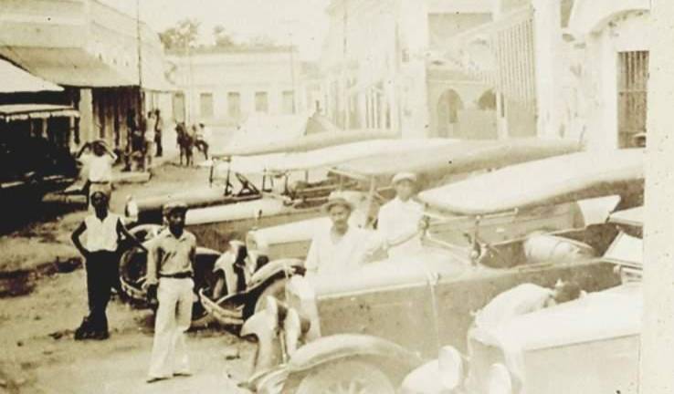 Automóviles Ford modelo T y A formaron parte del paisaje urbano de El Rosario a inicios del Siglo 20, según registros históricos.