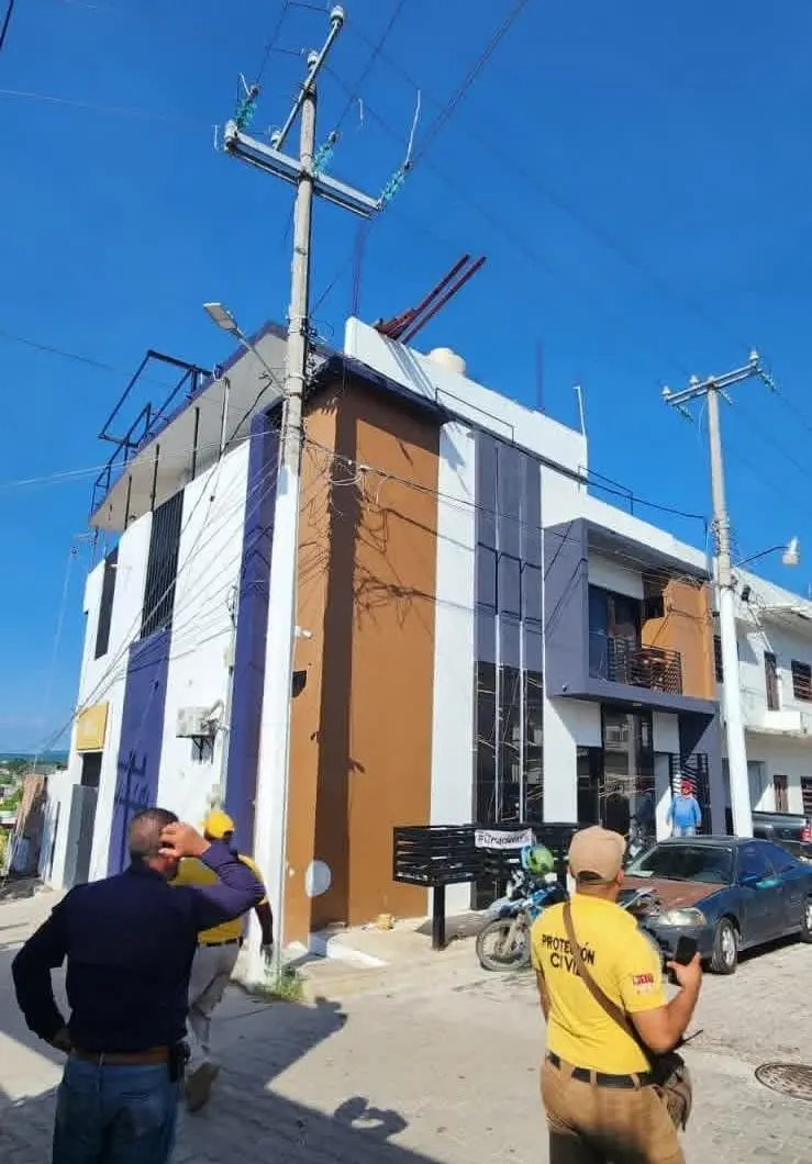 $!Trabajador resulta herido tras recibir descarga eléctrica en el barrio de La Cruz en El Rosario