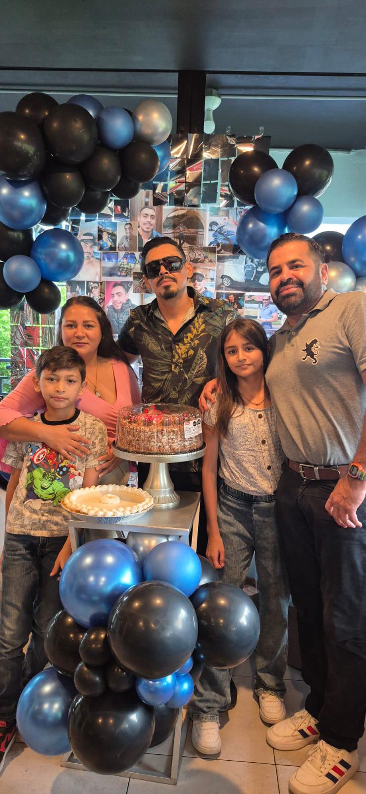 $!La familia Beltrán le manifestó sus buenos deseos.