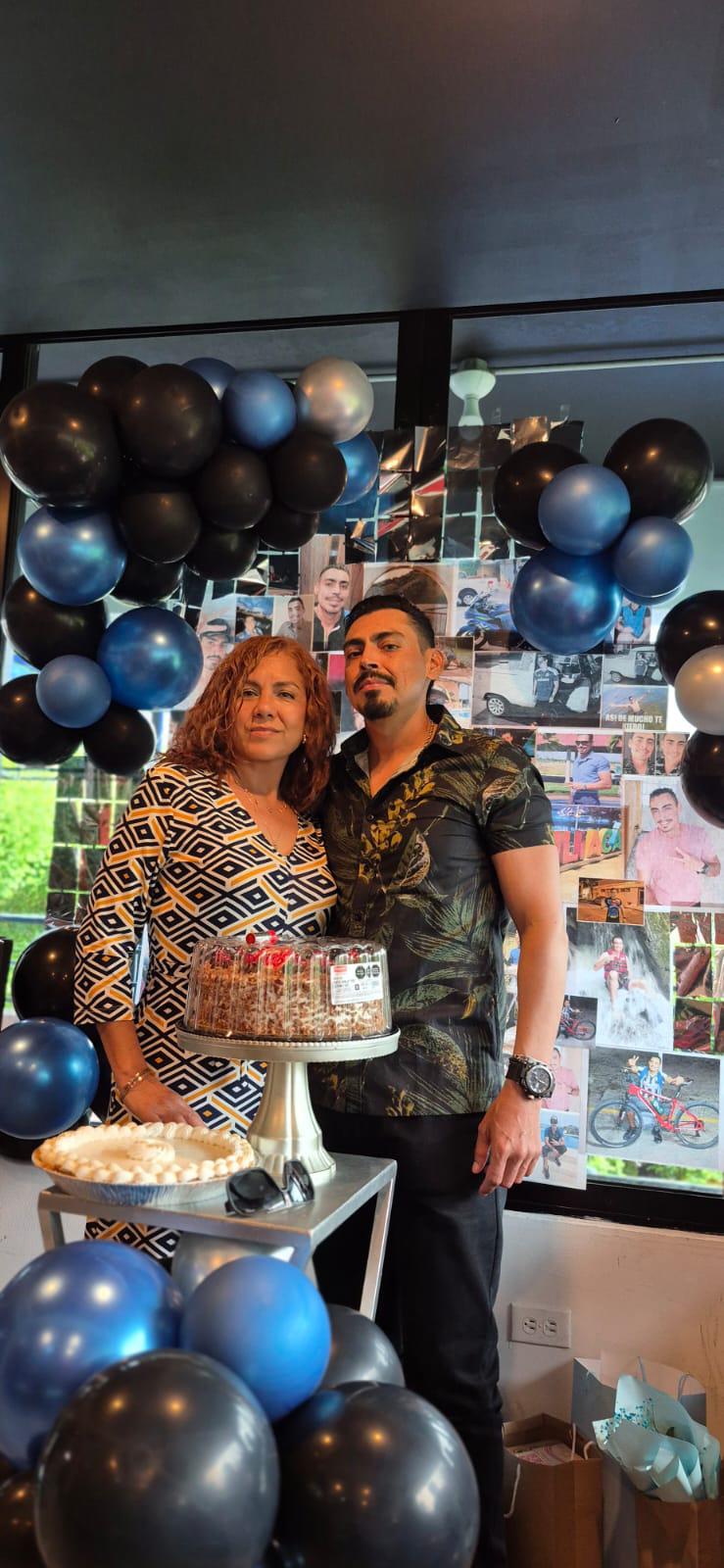 $!Su amiga Nelly Sánchez lo felicita.