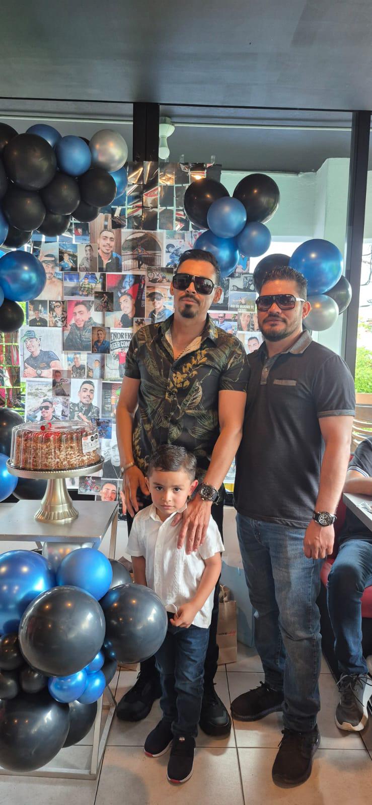 $!El cumpleañero acompañado por Javier y Luis Antonio Franco.