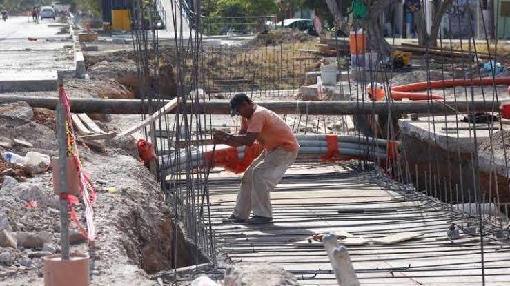 De acuerdo con datos del INEGI, la reducción estuvo marcada principalmente por la menor actividad en edificación, otras construcciones y obras de agua, riego y saneamiento.