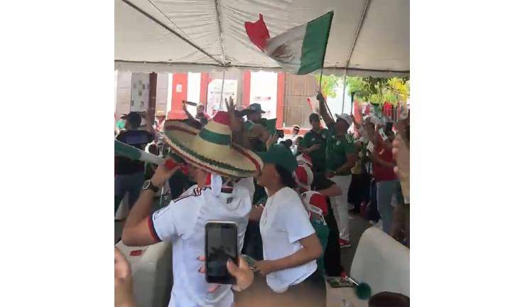 Cientos de asistentes se dieron cita para ver el juego.