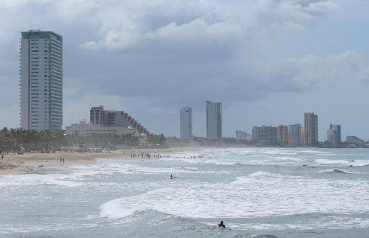 $!Aprovechan surfistas oleaje elevado en Playa Brujas, en Mazatlán