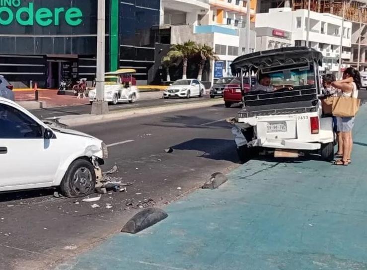 $!Pulmonía termina sobre la ciclovía tras choque en el malecón de Mazatlán