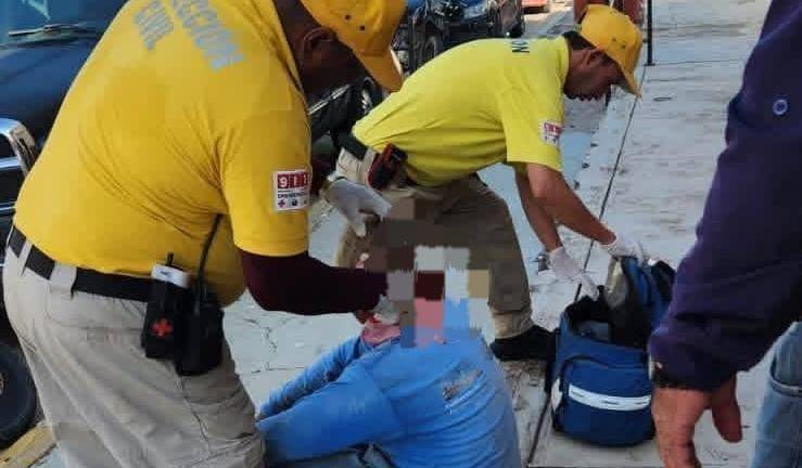 Una descarga eléctrica dejó herido a un trabajador en el tercer piso de una construcción.