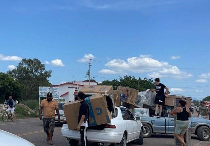 Registran rapiña de un tráiler varado en la carretera por enfrentamientos en Quilá