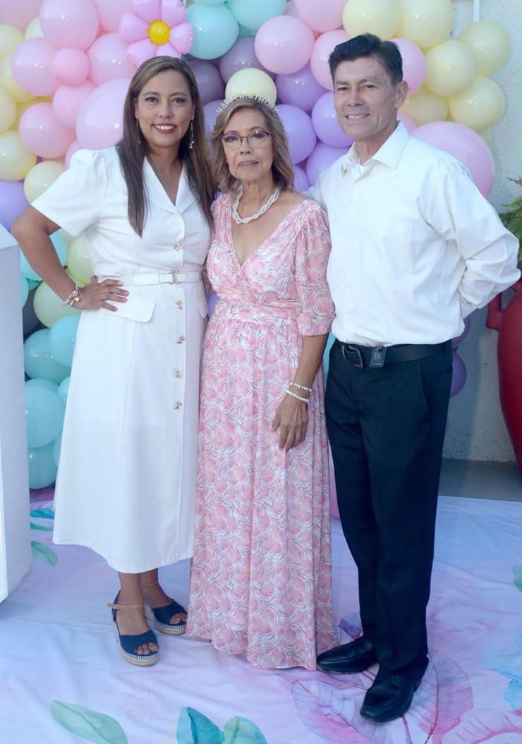 $!Norma Parente y José Nuño con la festejada.