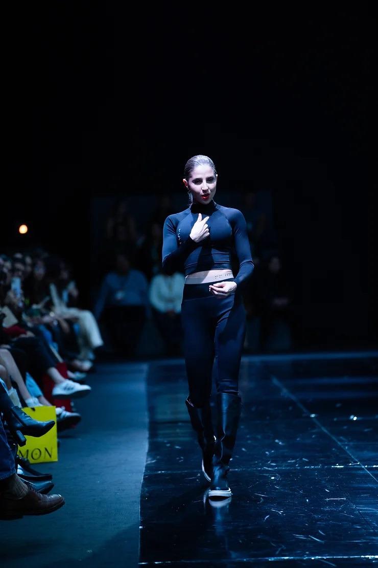 $!El desfile inclusivo inició con la modelo con discapacidad auditiva Iliana Paredes en una caminata en lengua de señas.