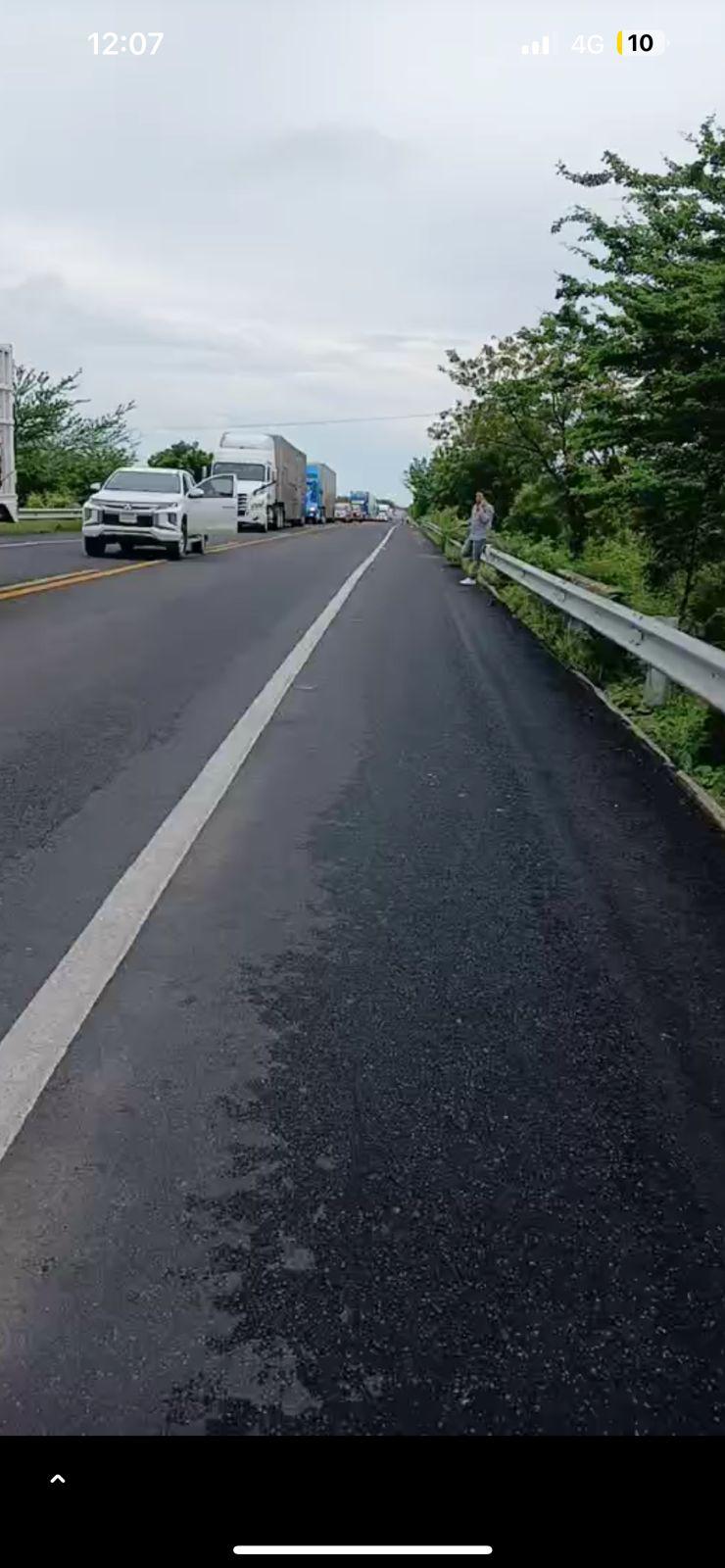 $!En Palmillas, Escuinapa, toman la autopista tras 34 horas sin luz; el servicio se restablece minutos después