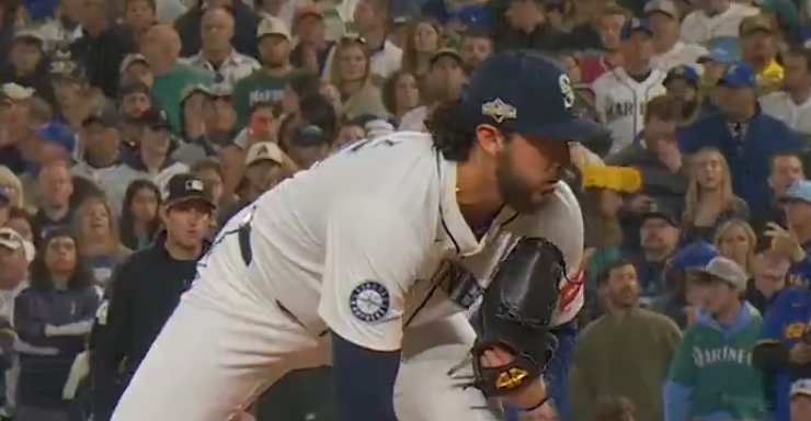 Andrés Muñoz logra el salvamento.