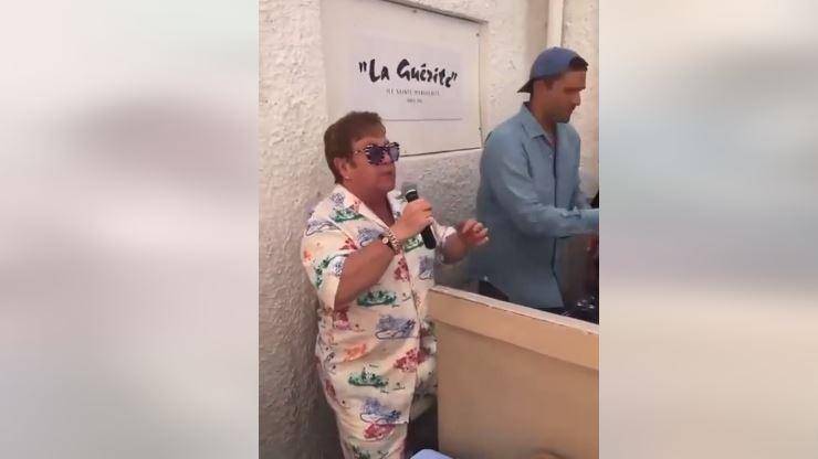 El cantante británico interpreta su más reciente tema en su visita a Cannes.